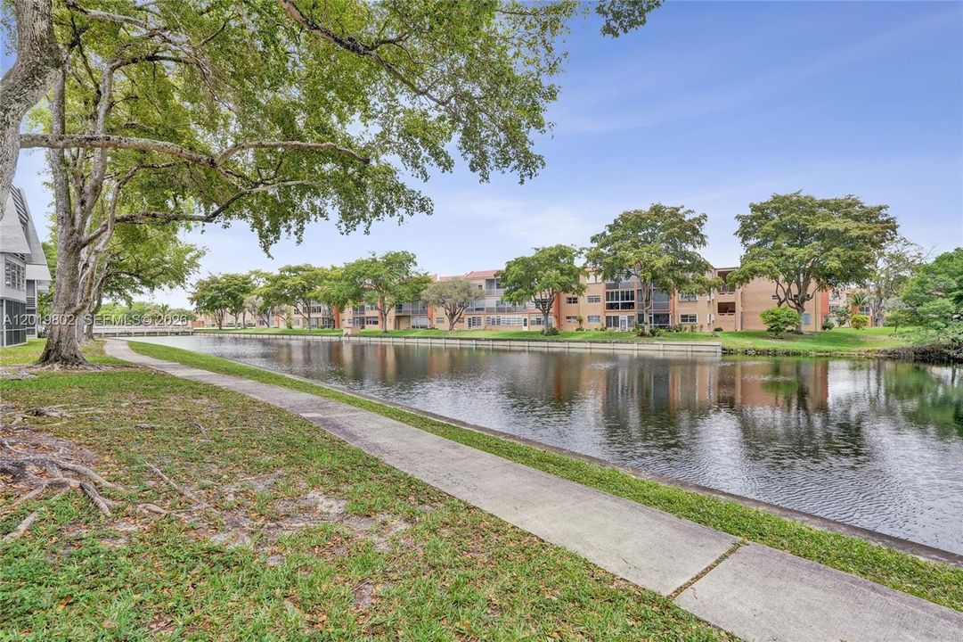 For Sale: $114,800 (2 beds, 2 baths, 950 Square Feet)