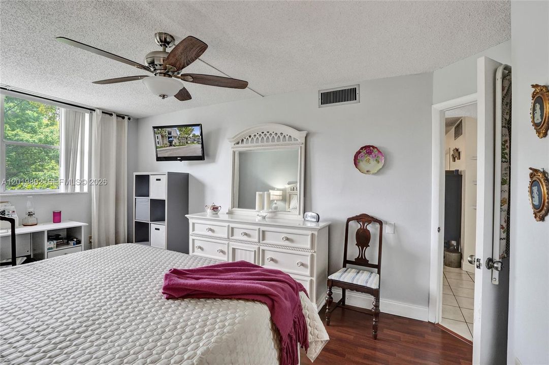For Sale: $114,800 (2 beds, 2 baths, 950 Square Feet)