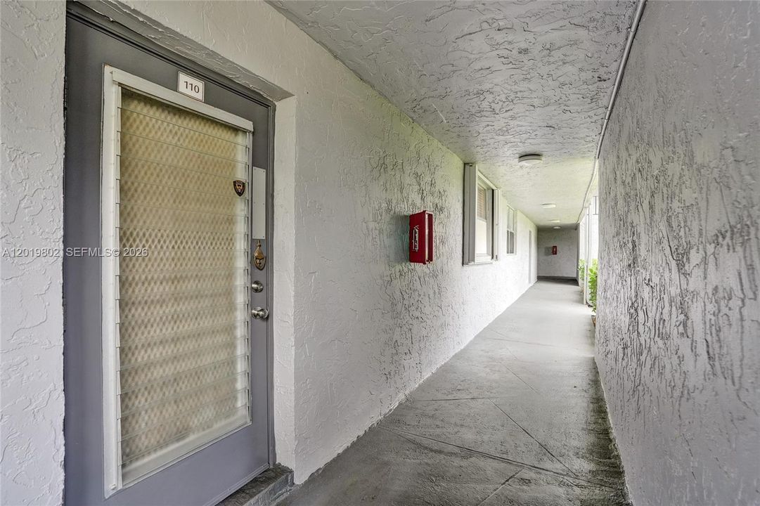 For Sale: $114,800 (2 beds, 2 baths, 950 Square Feet)