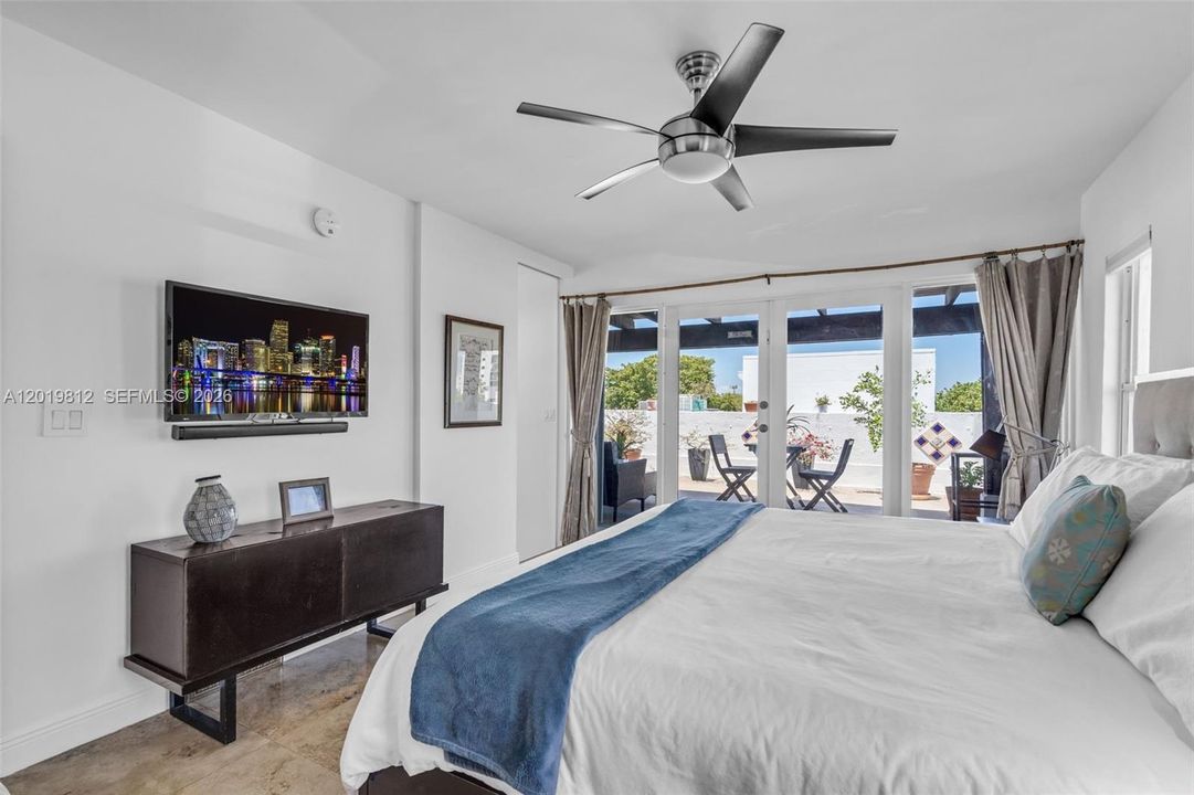 Suite bedroom on the fourth floor with direct access to rooftop
