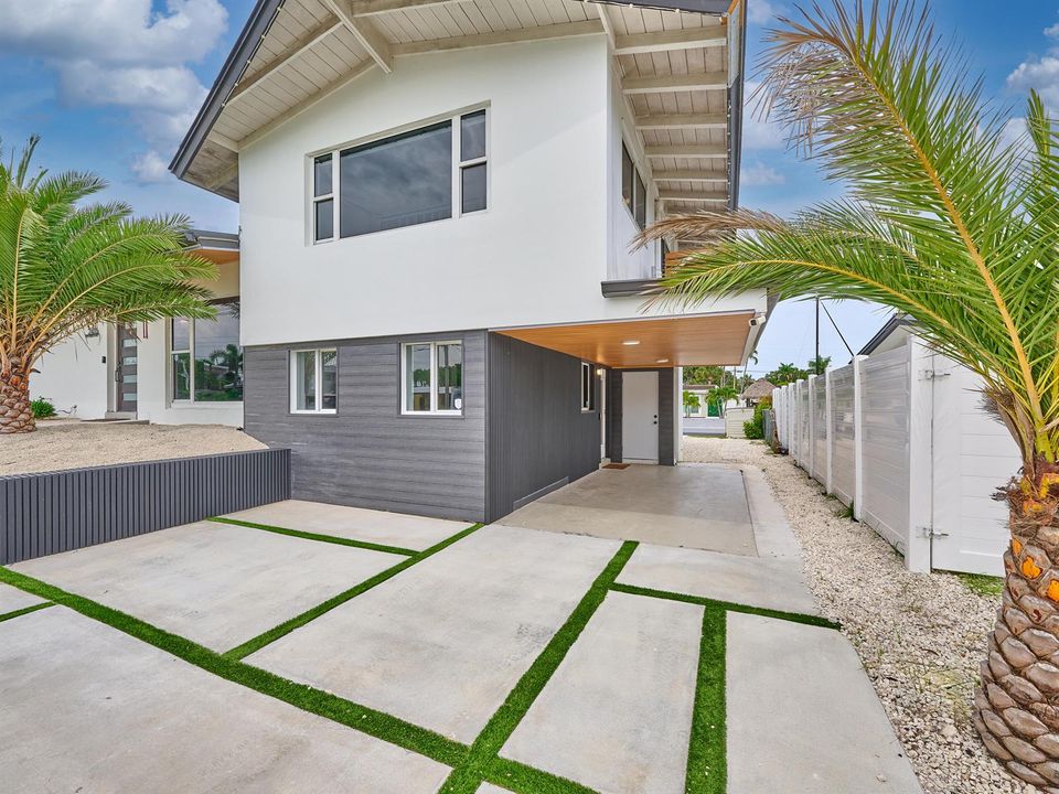 (6) Driveway:Carport