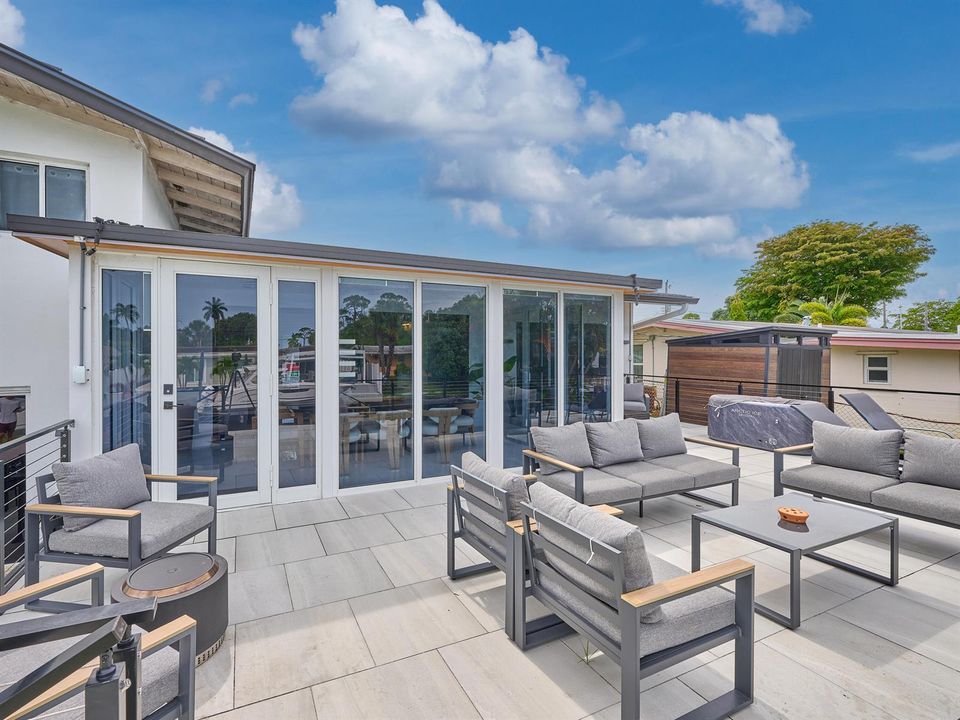 (17) Patio
