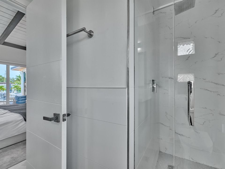 (81) Master Shower