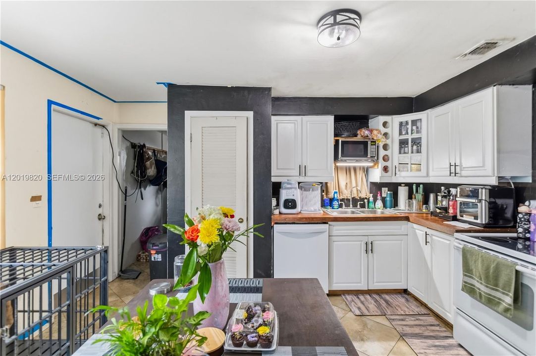 For Sale: $499,000 (3 beds, 2 baths, 1200 Square Feet)