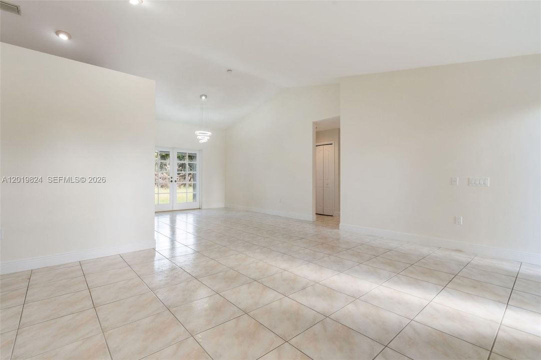 В аренду: $4,000 (3 спален, 2 ванн, 1686 Квадратных фут)