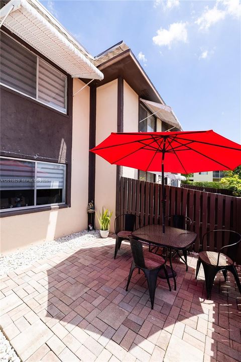 For Sale: $259,000 (2 beds, 1 baths, 986 Square Feet)