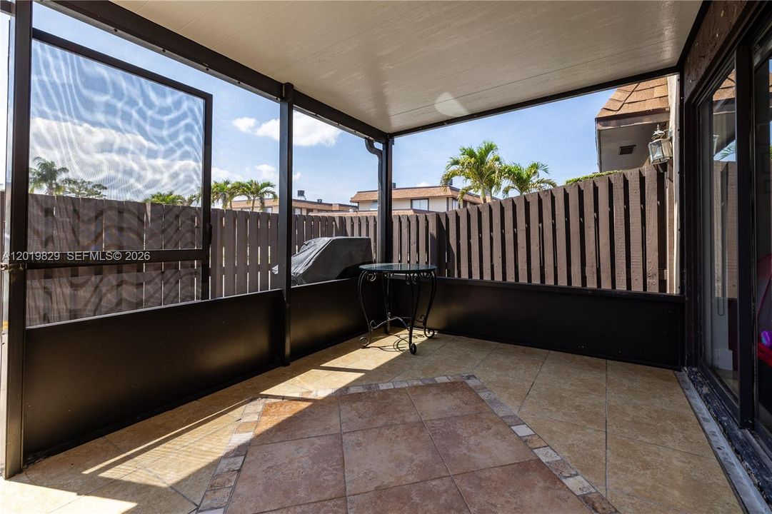 For Sale: $259,000 (2 beds, 1 baths, 986 Square Feet)