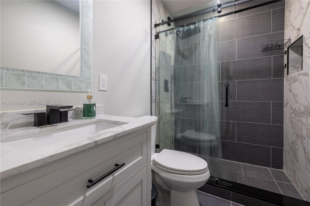 For Sale: $259,000 (2 beds, 1 baths, 986 Square Feet)