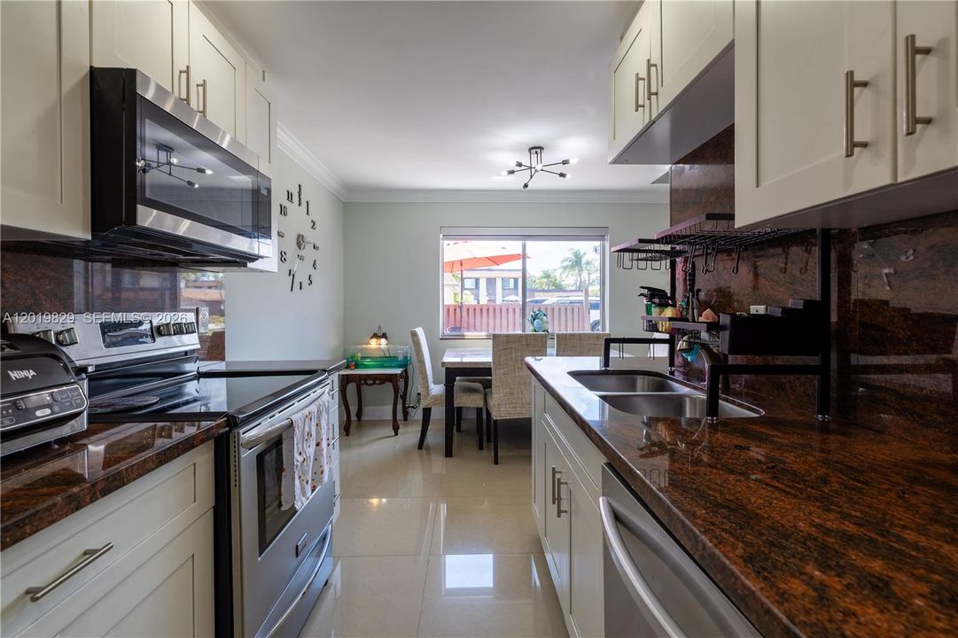 For Sale: $259,000 (2 beds, 1 baths, 986 Square Feet)