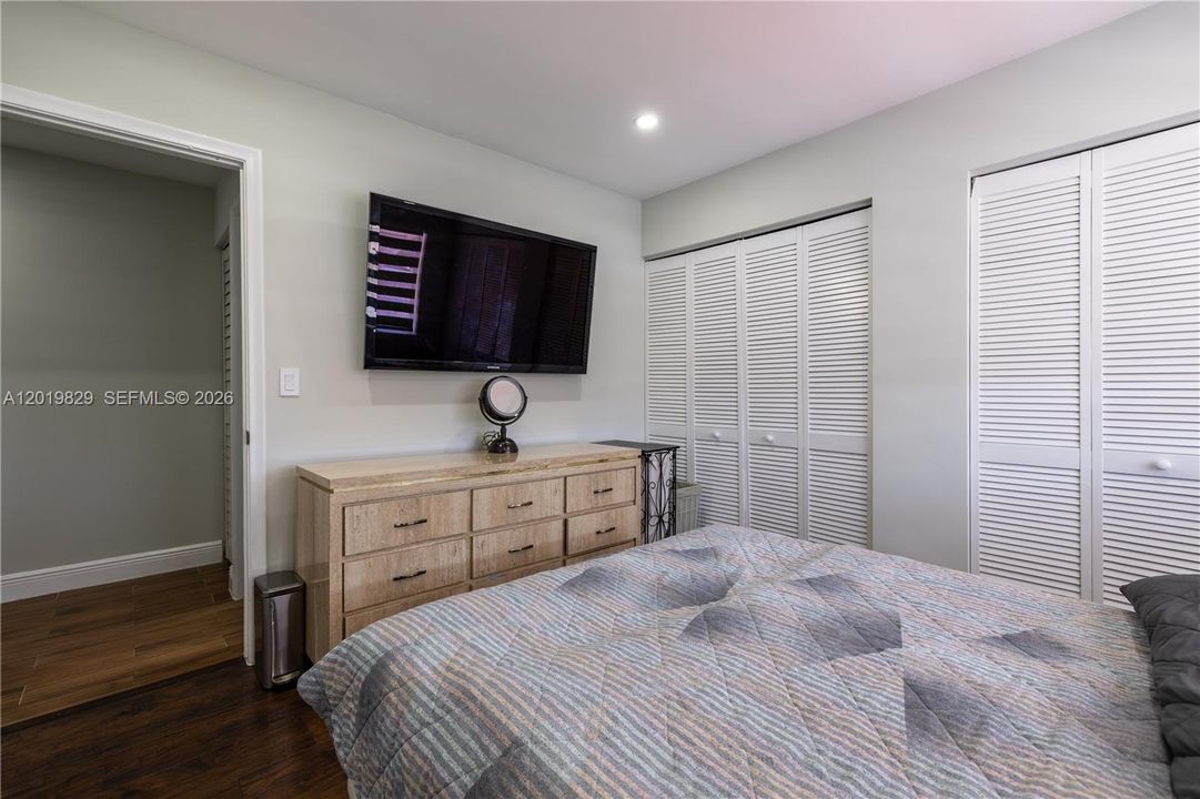 For Sale: $259,000 (2 beds, 1 baths, 986 Square Feet)