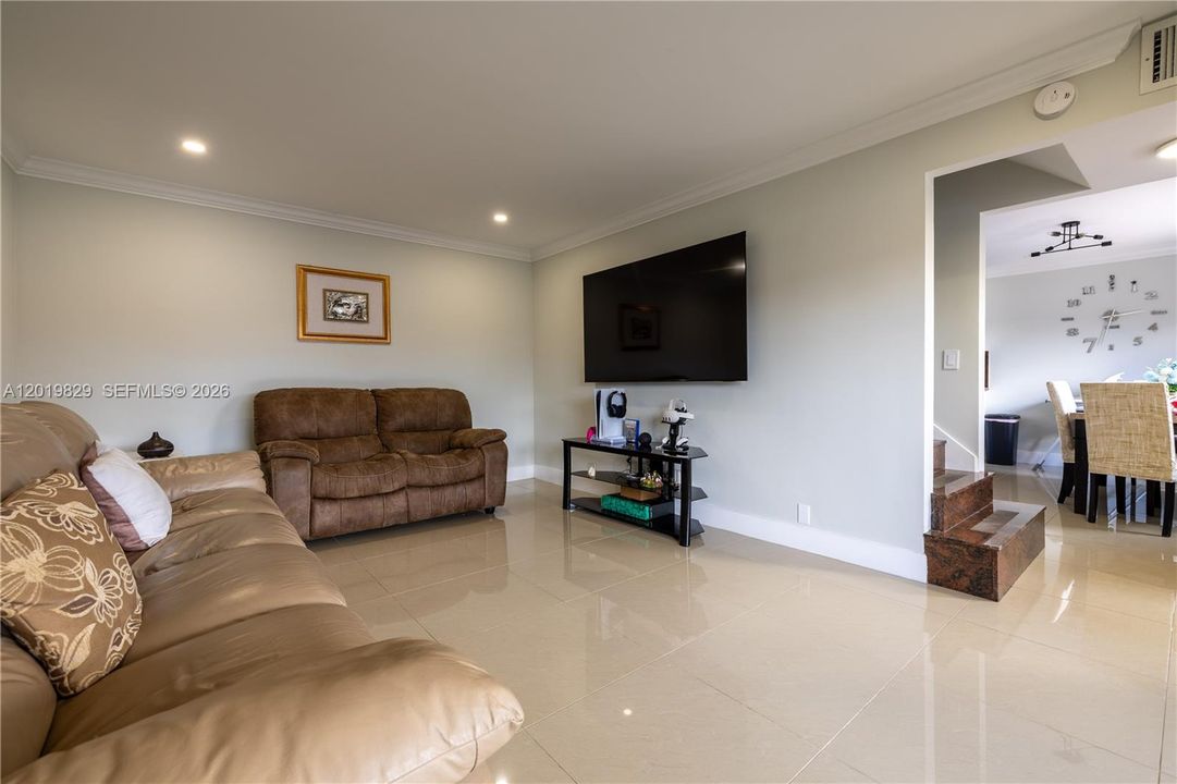 For Sale: $259,000 (2 beds, 1 baths, 986 Square Feet)