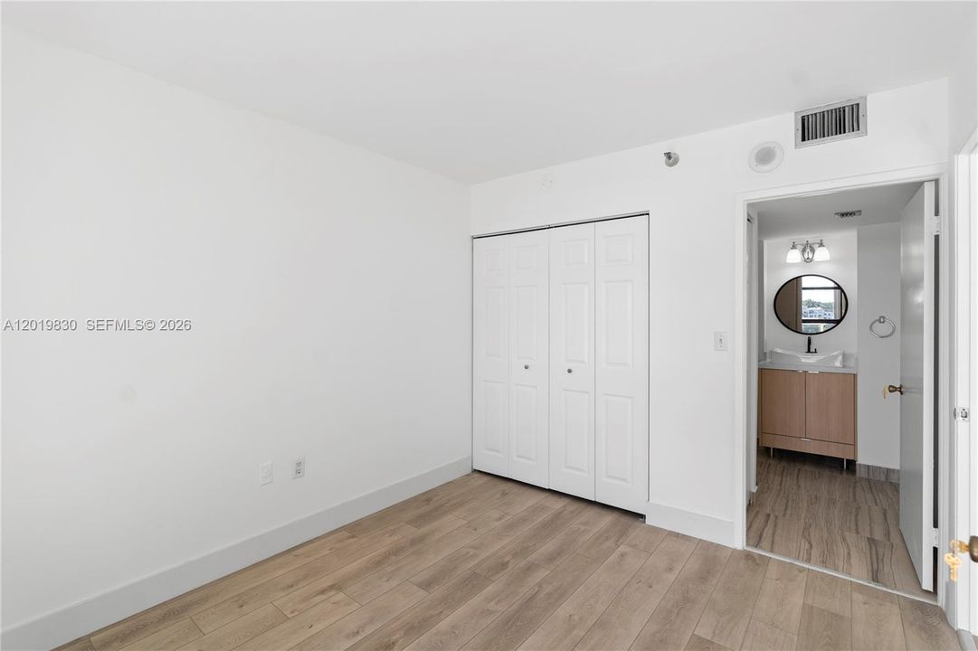 Activo con contrato: $2,400 (2 camas, 2 baños, 1011 Pies cuadrados)