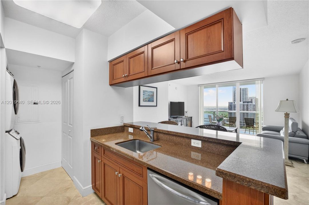 For Sale: $640,000 (2 beds, 2 baths, 1080 Square Feet)