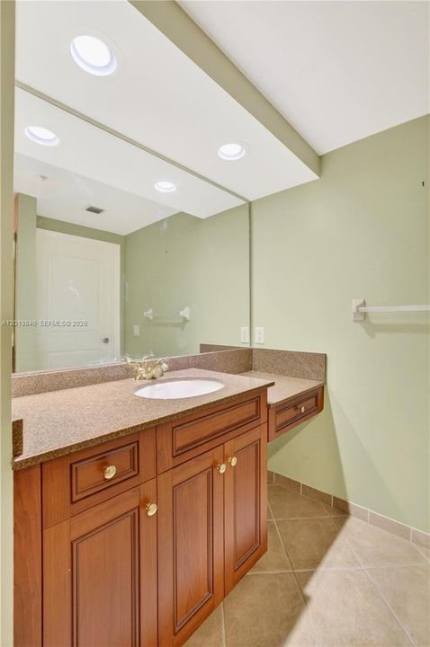 For Sale: $640,000 (2 beds, 2 baths, 1080 Square Feet)