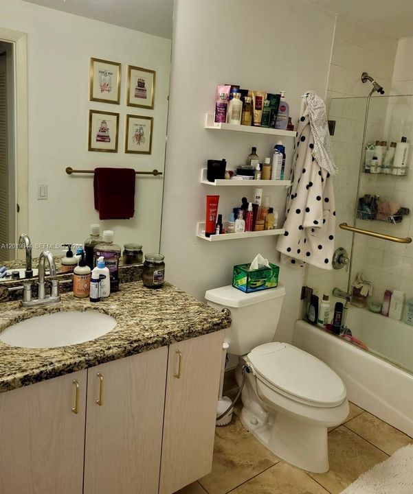 Activo con contrato: $410,000 (2 camas, 2 baños, 930 Pies cuadrados)