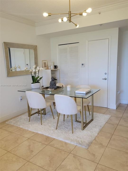 Activo con contrato: $410,000 (2 camas, 2 baños, 930 Pies cuadrados)