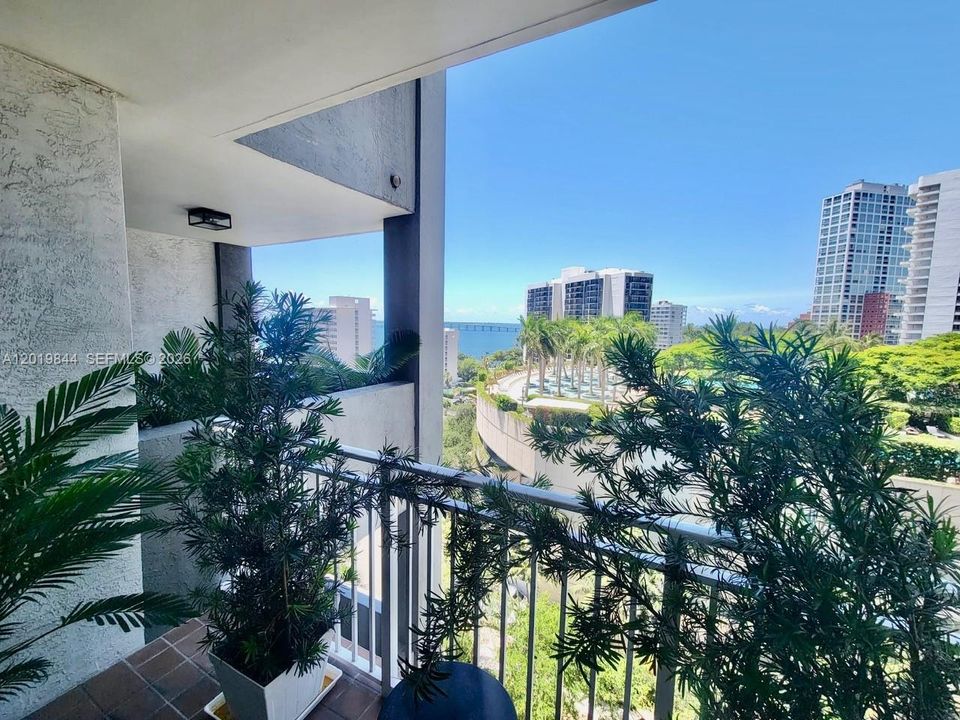Activo con contrato: $410,000 (2 camas, 2 baños, 930 Pies cuadrados)