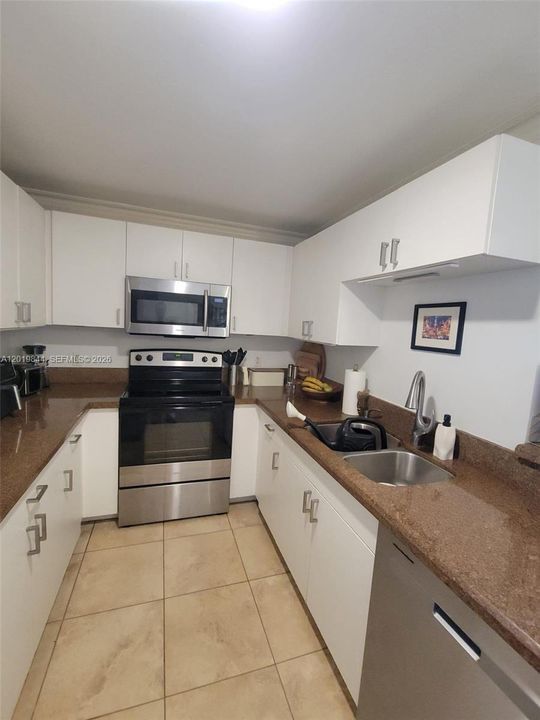 Activo con contrato: $410,000 (2 camas, 2 baños, 930 Pies cuadrados)
