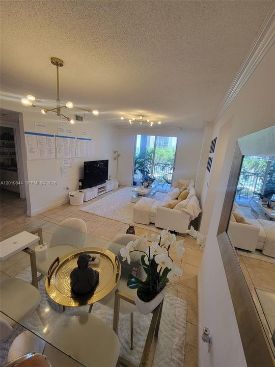 Activo con contrato: $410,000 (2 camas, 2 baños, 930 Pies cuadrados)