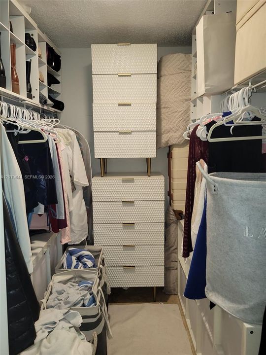 Activo con contrato: $410,000 (2 camas, 2 baños, 930 Pies cuadrados)