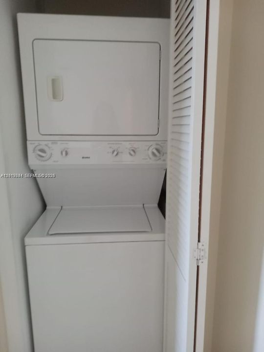 Activo con contrato: $410,000 (2 camas, 2 baños, 930 Pies cuadrados)