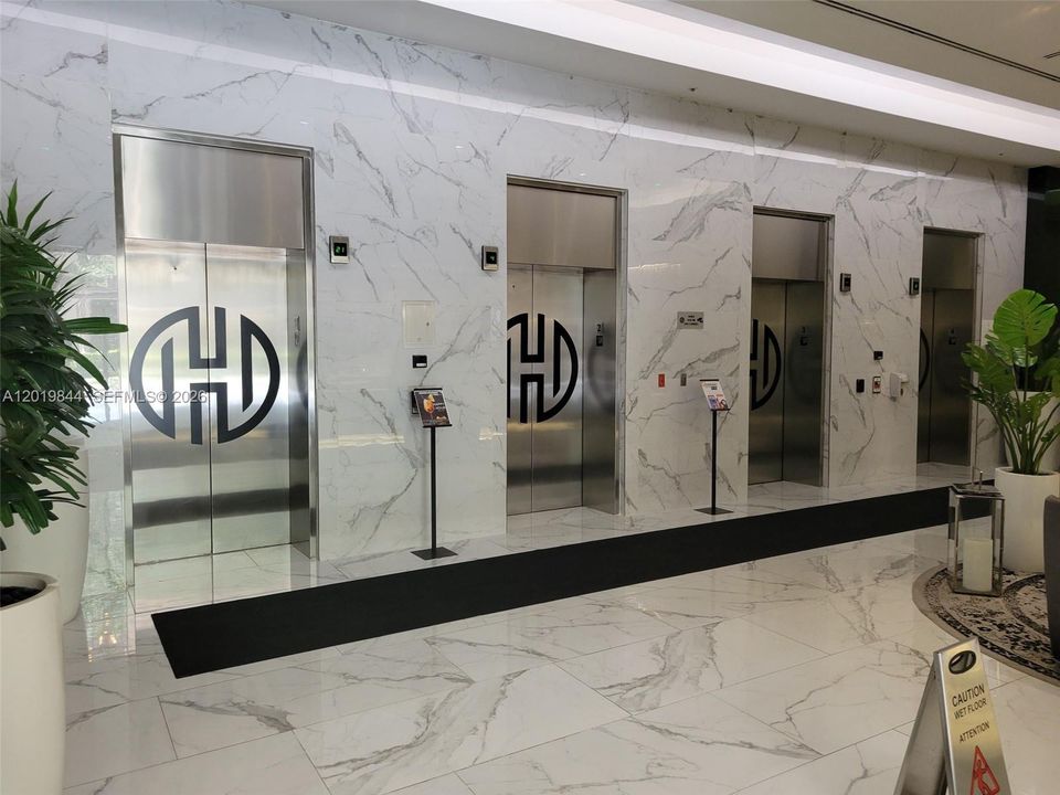 Activo con contrato: $410,000 (2 camas, 2 baños, 930 Pies cuadrados)