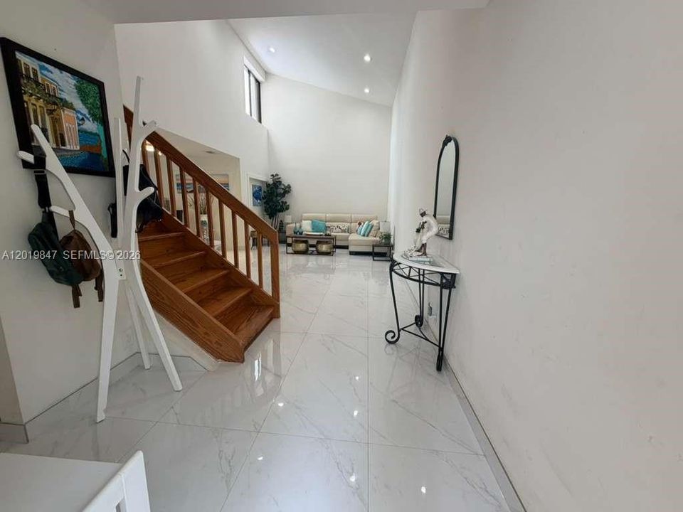 En Renta: $3,300 (3 camas, 1 baños, 2023 Pies cuadrados)