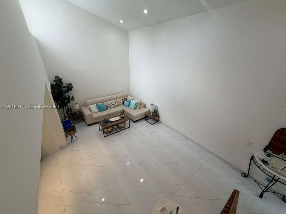 En Renta: $3,300 (3 camas, 1 baños, 2023 Pies cuadrados)