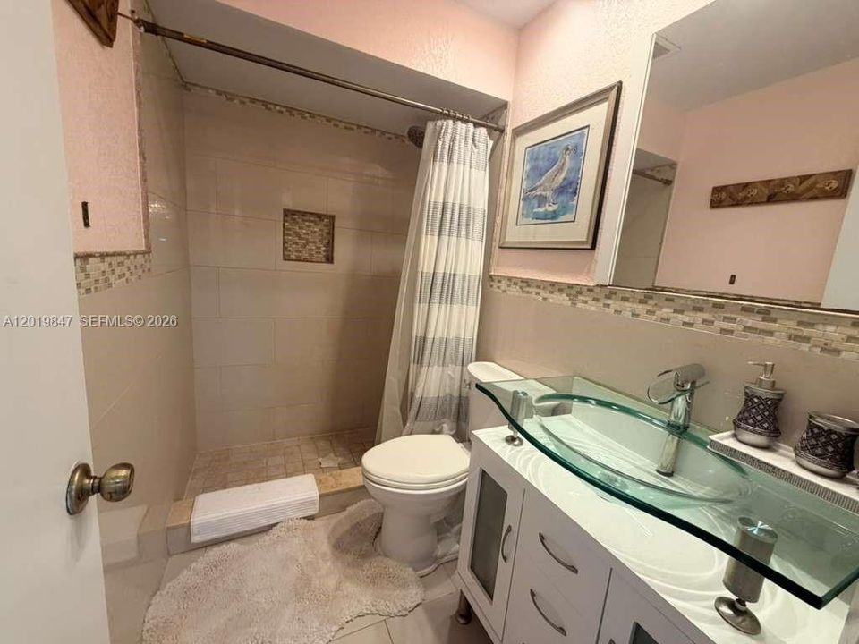 En Renta: $3,300 (3 camas, 1 baños, 2023 Pies cuadrados)