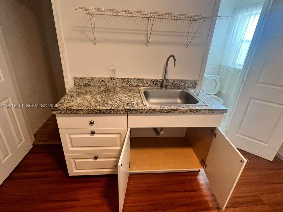 Activo con contrato: $990 (0 camas, 1 baños, 1643 Pies cuadrados)