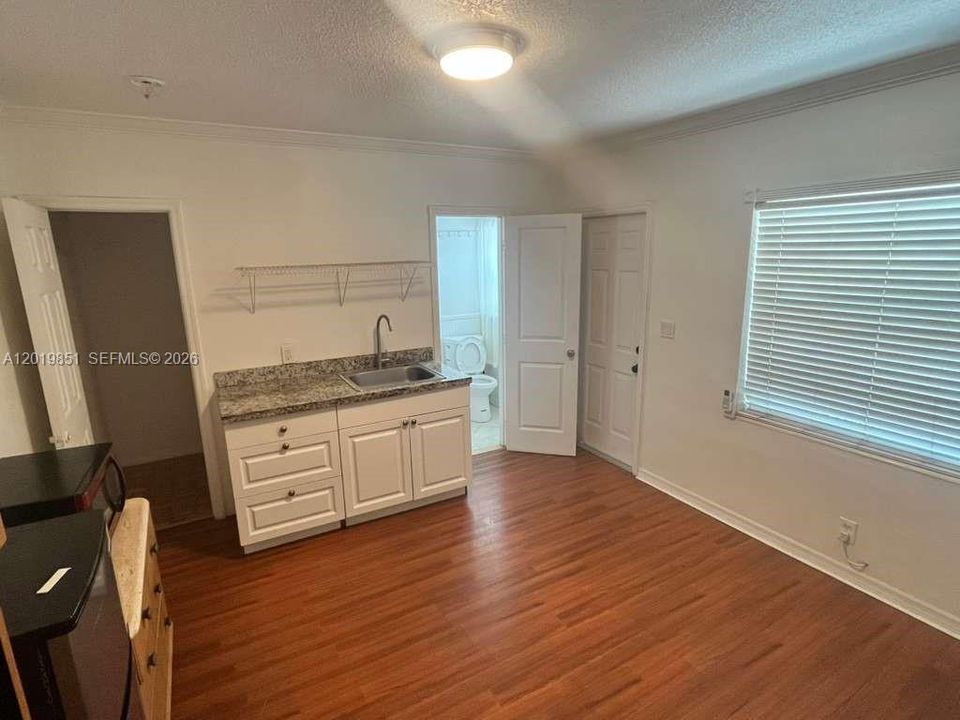 Activo con contrato: $990 (0 camas, 1 baños, 1643 Pies cuadrados)