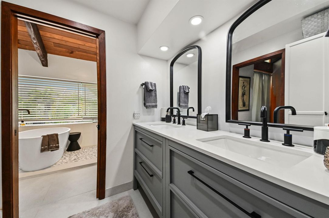 21 Bathroom 02