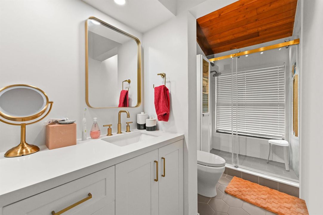 31 Bathroom 03