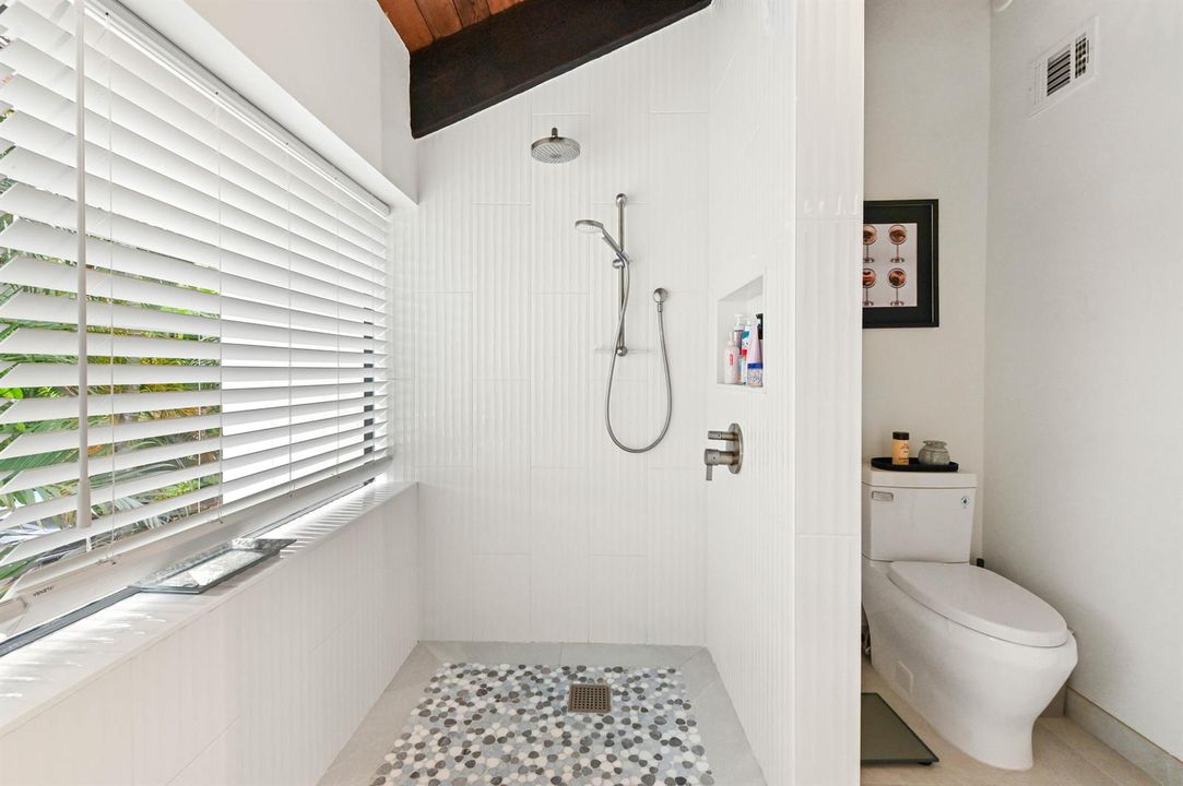 23 Bathroom 04