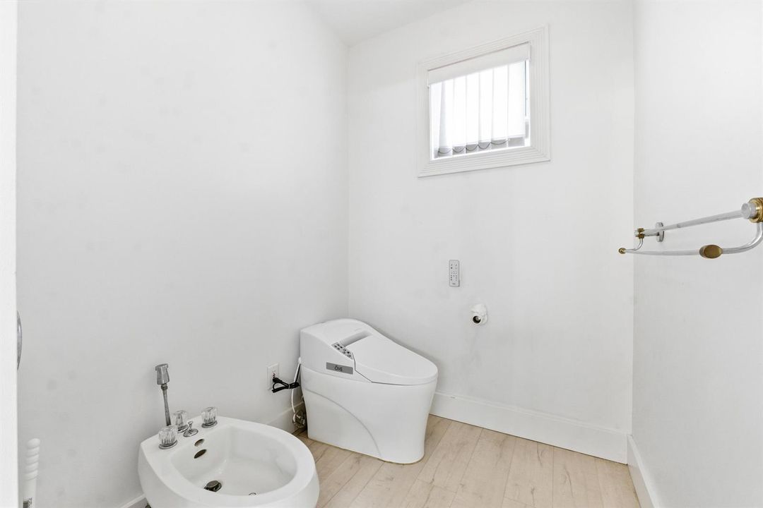5900 Bayview Dr_035