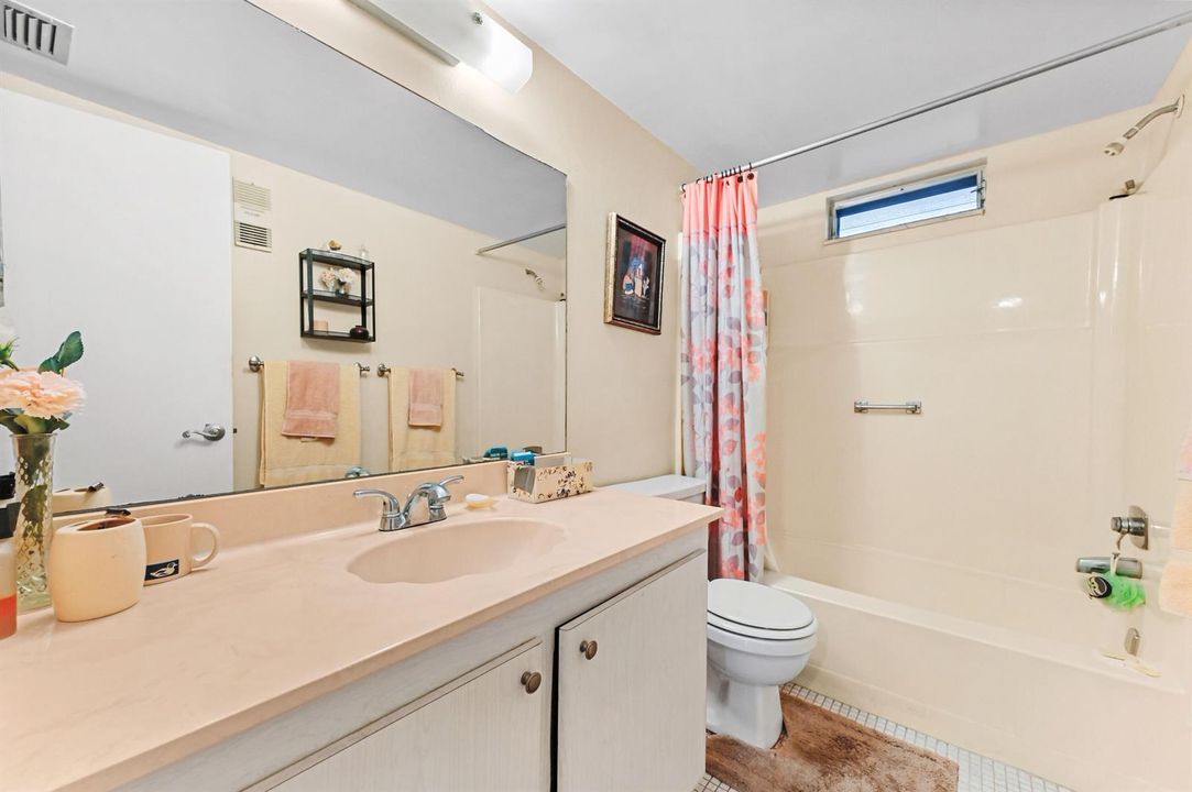 19 Bathroom 02