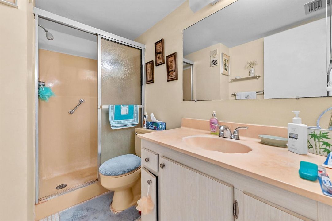 25 Bathroom 01