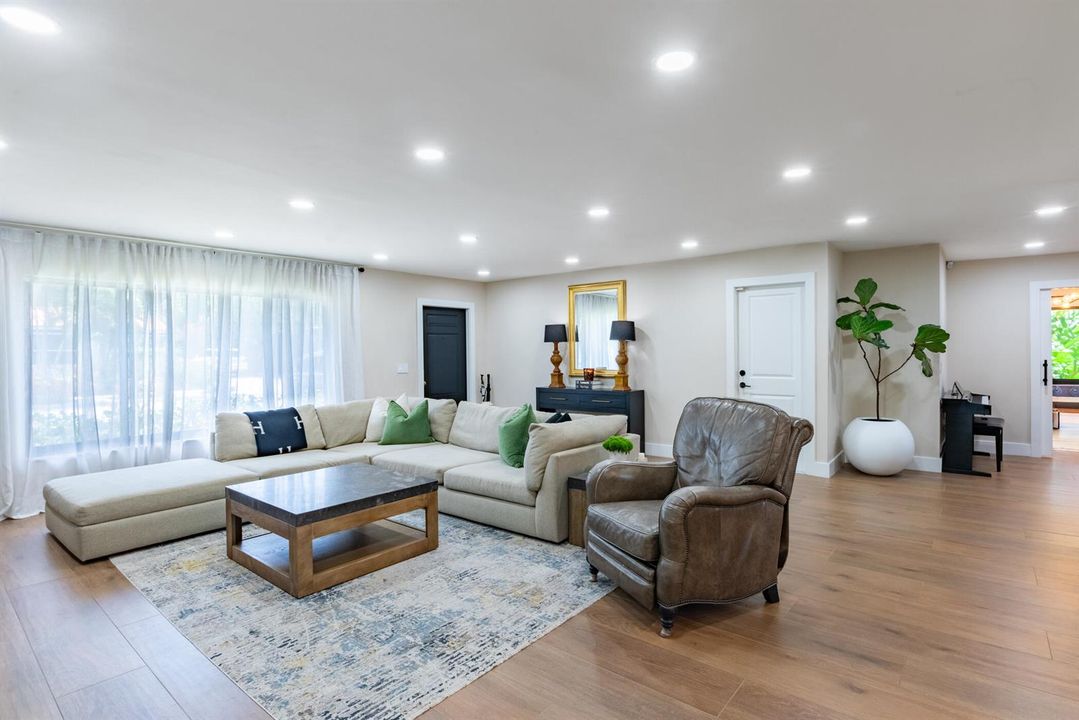 © Clark-335 Franklin Dr-004