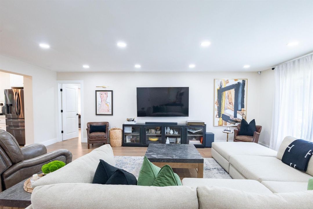 © Clark-335 Franklin Dr-002