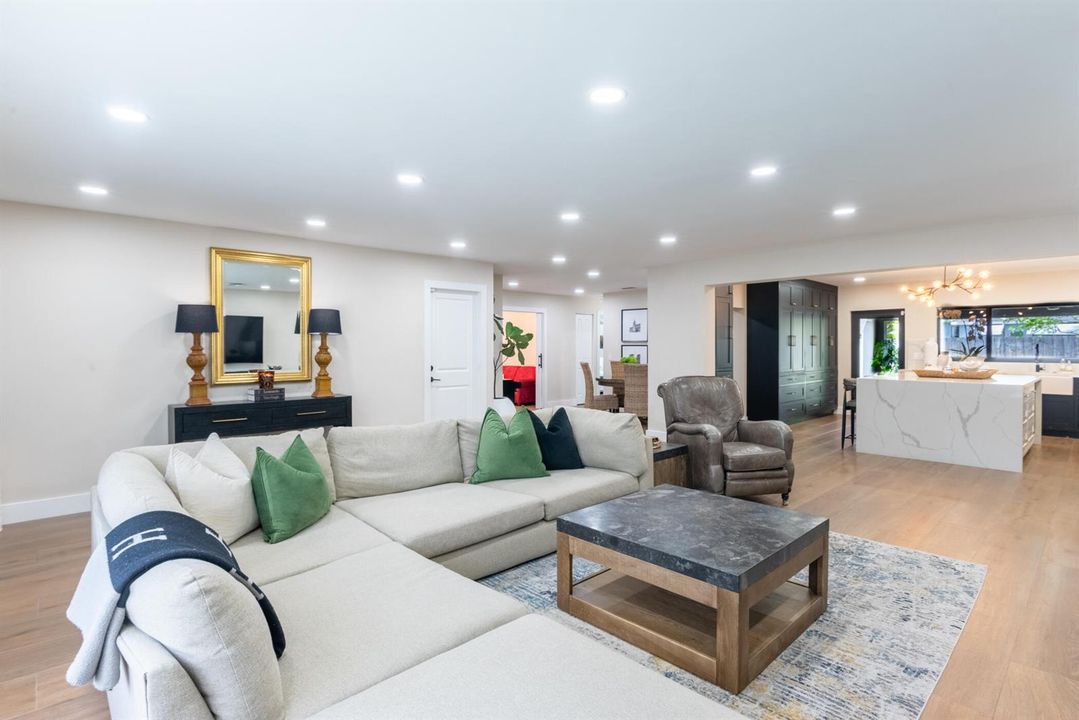 © Clark-335 Franklin Dr-003
