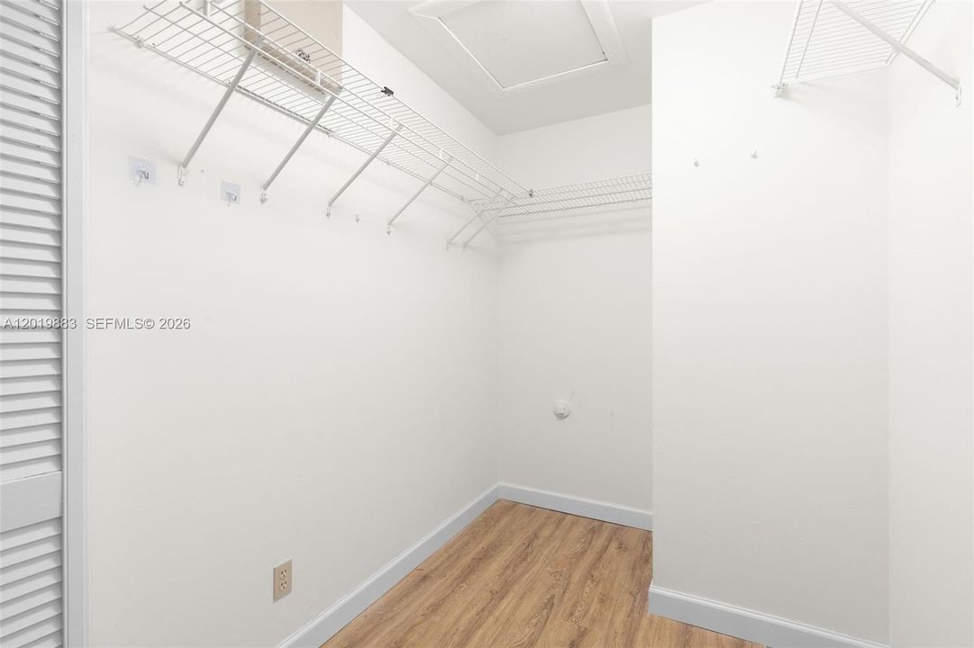 Activo con contrato: $2,100 (2 camas, 2 baños, 980 Pies cuadrados)