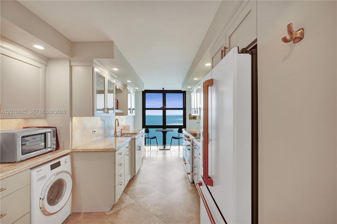 For Sale: $2,895,000 (2 beds, 2 baths, 1782 Square Feet)