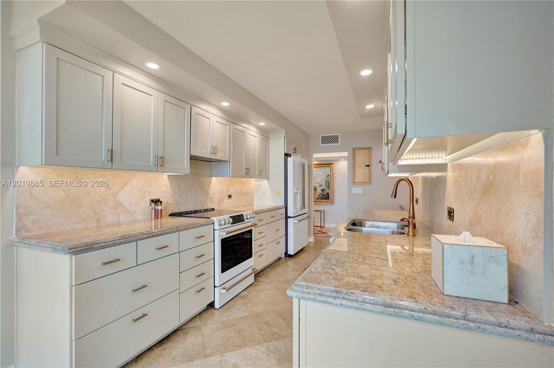 For Sale: $2,895,000 (2 beds, 2 baths, 1782 Square Feet)