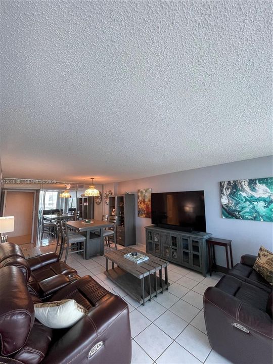 Под контрактом: $477,000 (1 спален, 1 ванн, 1122 Квадратных фут)