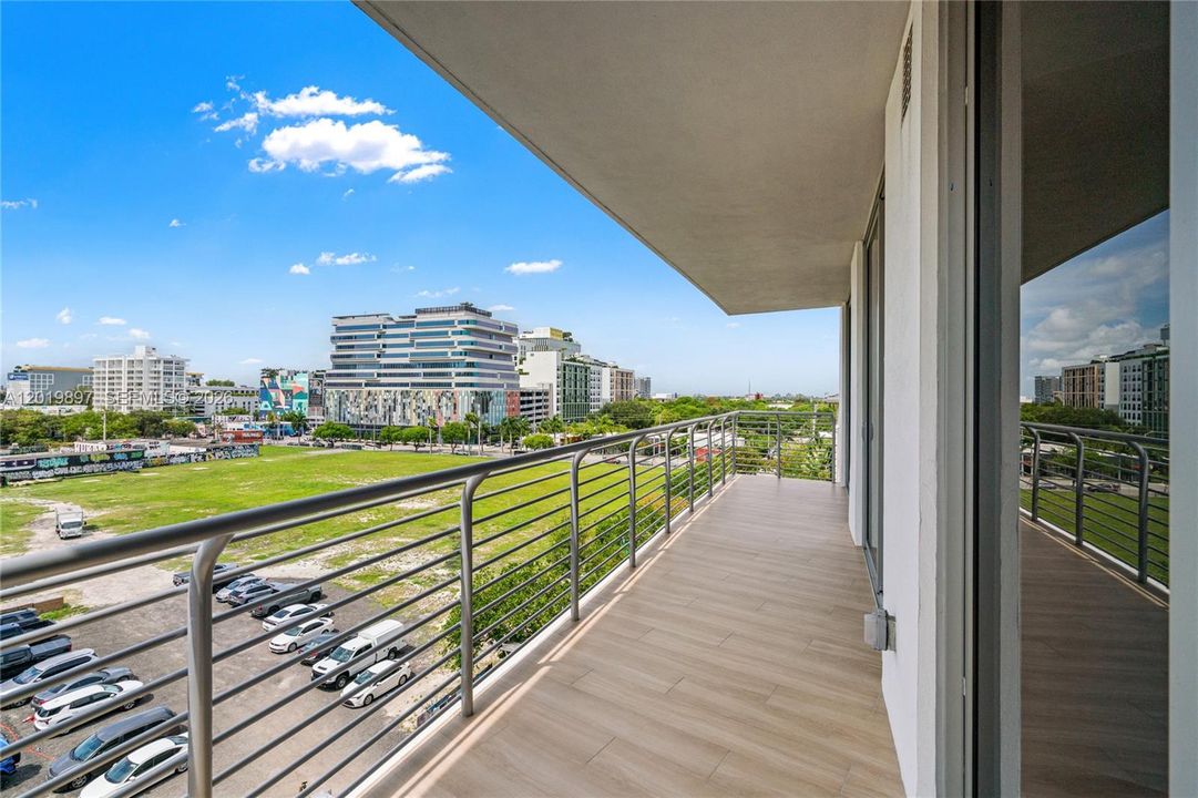 For Sale: $1,200,000 (2 beds, 2 baths, 883 Square Feet)