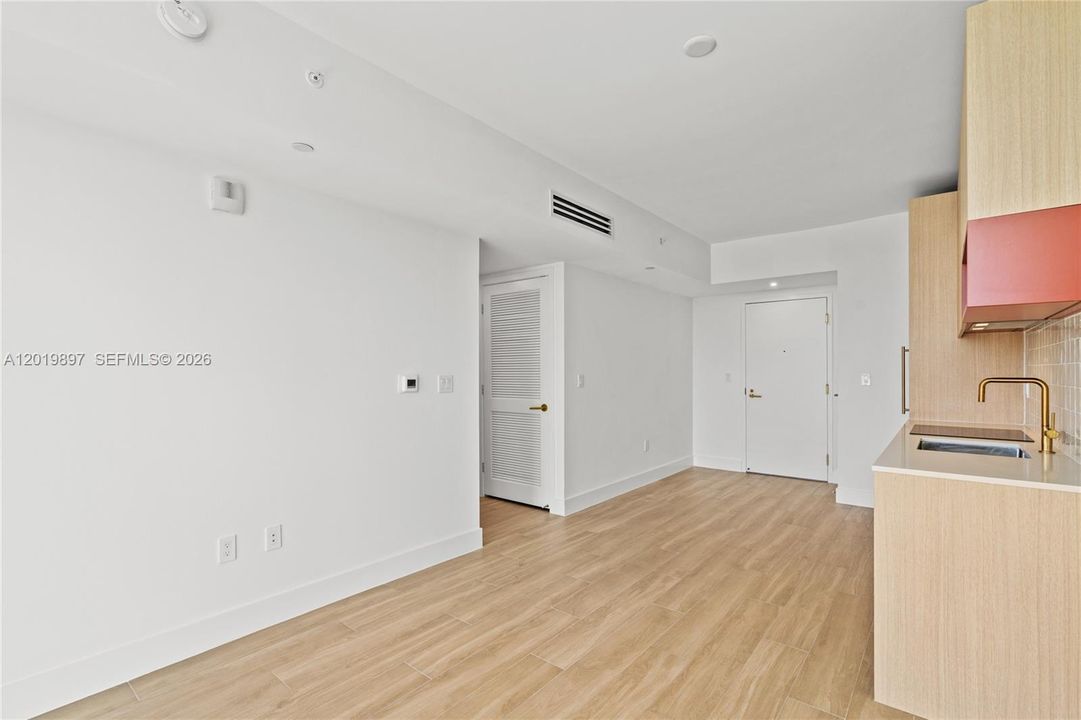 For Sale: $1,200,000 (2 beds, 2 baths, 883 Square Feet)