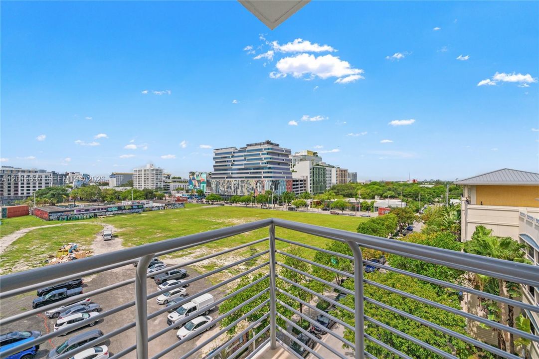 For Sale: $1,200,000 (2 beds, 2 baths, 883 Square Feet)