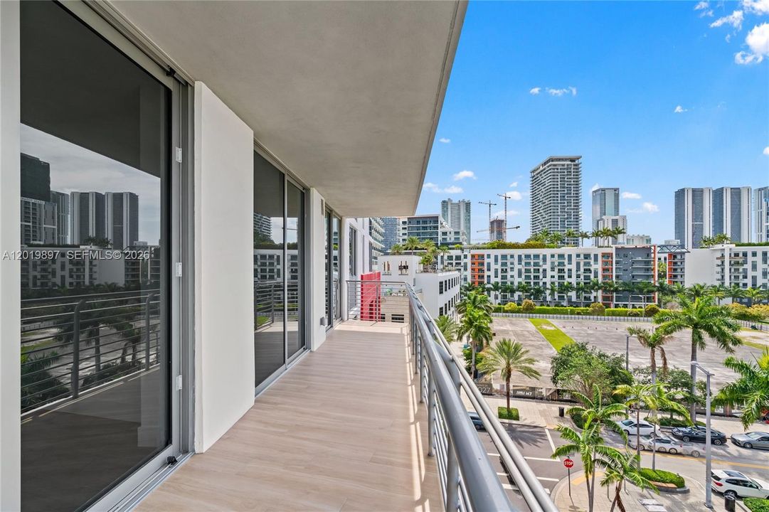 For Sale: $1,200,000 (2 beds, 2 baths, 883 Square Feet)