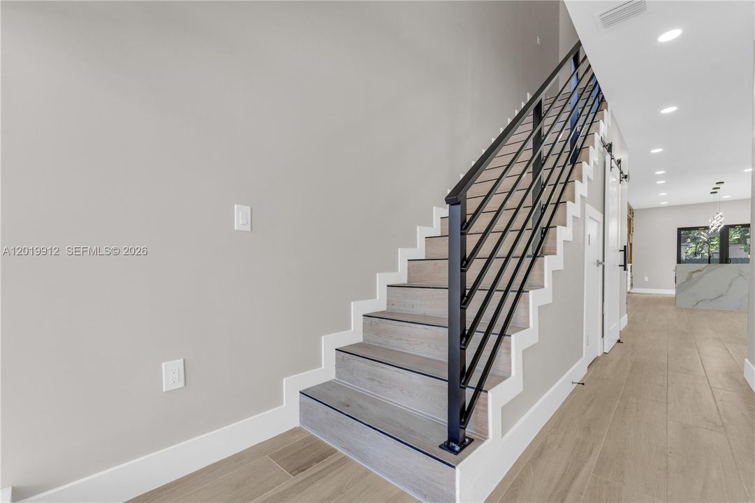 For Sale: $699,999 (4 beds, 2 baths, 1925 Square Feet)