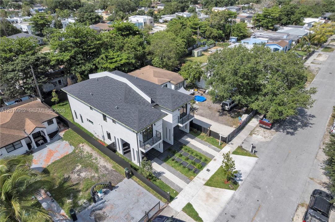 For Sale: $699,999 (4 beds, 2 baths, 1925 Square Feet)